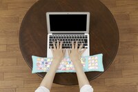 「ポケットモンスター　PCクッションヤドン」アームレストの使用イメージ。