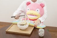 「ポケットモンスター　PCクッションヤドン」と一緒にうどんを食べる様子。