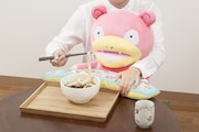 「ポケットモンスター PCクッションヤドン」と一緒にうどんを食べる様子。
