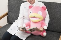 「ポケットモンスター　PCクッションヤドン」の使用イメージ。