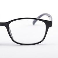 「主人公モデル メガネ」