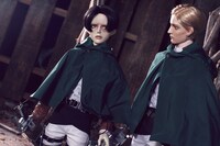 リヴァイのドールと並べた様子。