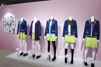 5つ子の制服を着たディスプレイ。