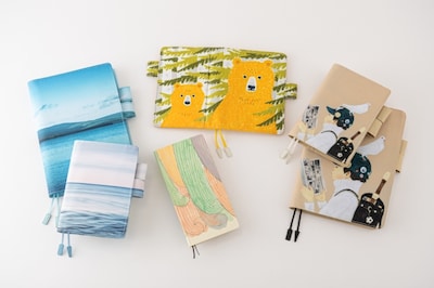 右端が松本大洋のイラストをデザインした手帳カバー「ぼくとマンガ」。