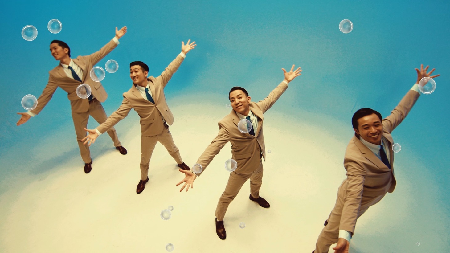 「スーダラ節 feat. BUSINESS FISH」実写ダンスミュージックビデオより。