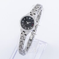 芥川龍之介モデルの腕時計。