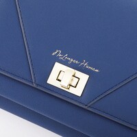 太宰治モデルのバッグ。