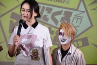 「腸よ鼻よ」の担当編集者（左）と、サービス精神旺盛な島袋全優（右）。