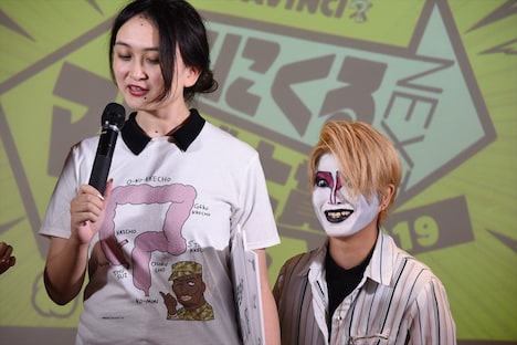 「腸よ鼻よ」の担当編集者（左）と、サービス精神旺盛な島袋全優（右）。