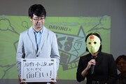 「薬屋のひとりごと」で構成を担当する七緒一綺（右）と、同作の担当編集者（左）。