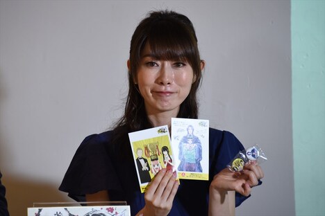 浅野真澄が持っているのは、フェア開催書店でもらえる特製ポストカードと缶バッジ。