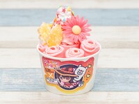 「このすばロールアイス」の「めぐみん イチゴ＆マンゴー味」。