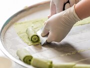 ROLL ICE CREAM FACTORYで提供されるアイスクリームの調理イメージ。