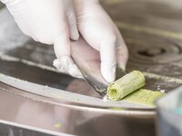 ROLL ICE CREAM FACTORYで提供されるアイスクリームの調理イメージ。