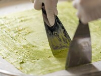 ROLL ICE CREAM FACTORYで提供されるアイスクリームの調理イメージ。