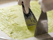 ROLL ICE CREAM FACTORYで提供されるアイスクリームの調理イメージ。