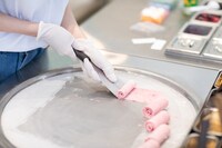 ROLL ICE CREAM FACTORYで提供されるアイスクリームの調理イメージ。