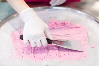 ROLL ICE CREAM FACTORYで提供されるアイスクリームの調理イメージ。