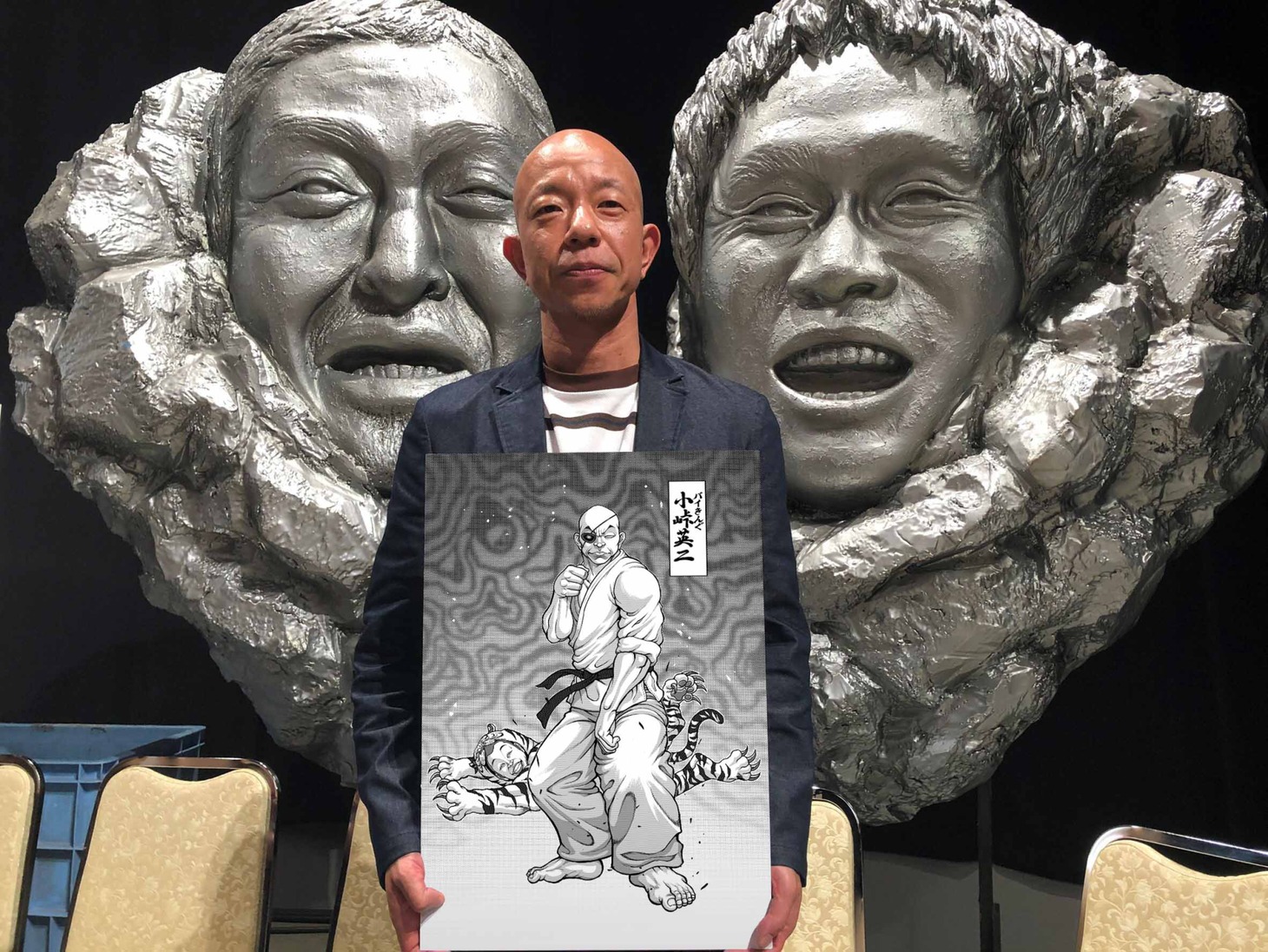 “バキ化”した小峠英二（バイきんぐ）のイラストを持つ小峠。