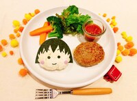 共通メニューの「まるちゃんのハンバーグプレート」。