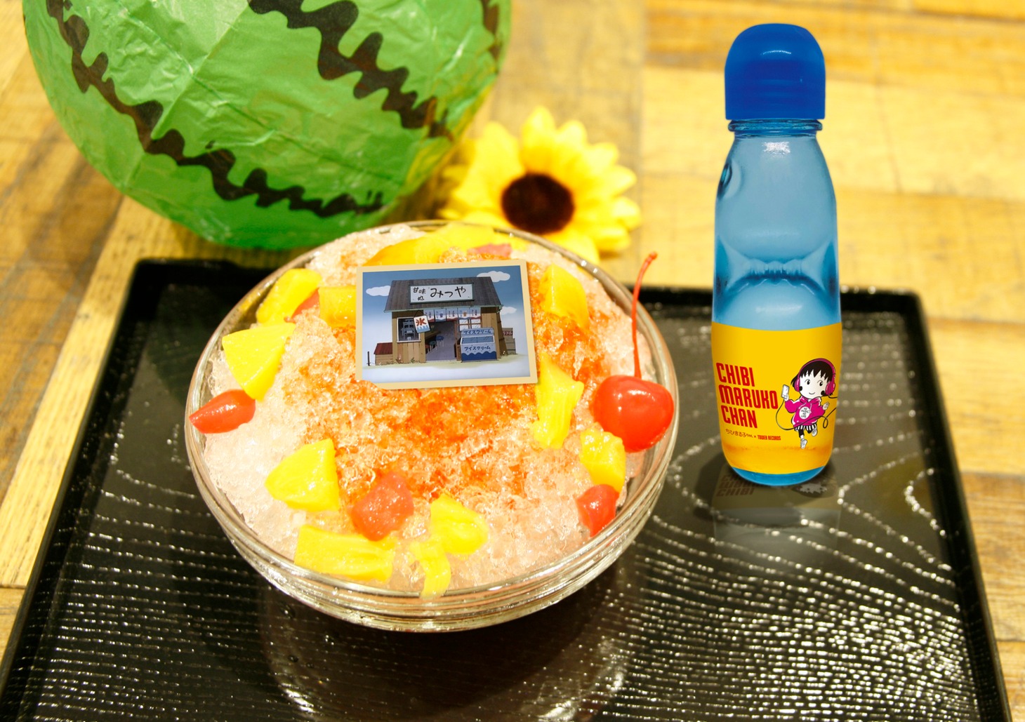 第1弾メニューの「みつやかき氷とまるちゃんラムネセット」。