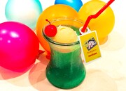 共通メニューの「アニメ化30周年記念メロンソーダフロート」。