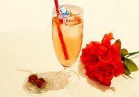 共通メニューの「花輪クンのバラサイダー（トリュフチョコ付き）」。