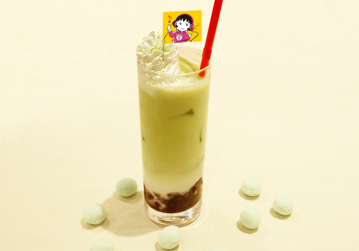 共通メニューの「お茶にこだわるまるちゃんの静岡茶入り抹茶ラテ」。