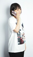 Tシャツ、スマートフォンケースのイメージ。（撮影モデル：＠小豆）