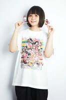 Tシャツ、アクリルスタンドのイメージ。（撮影モデル：＠小豆）