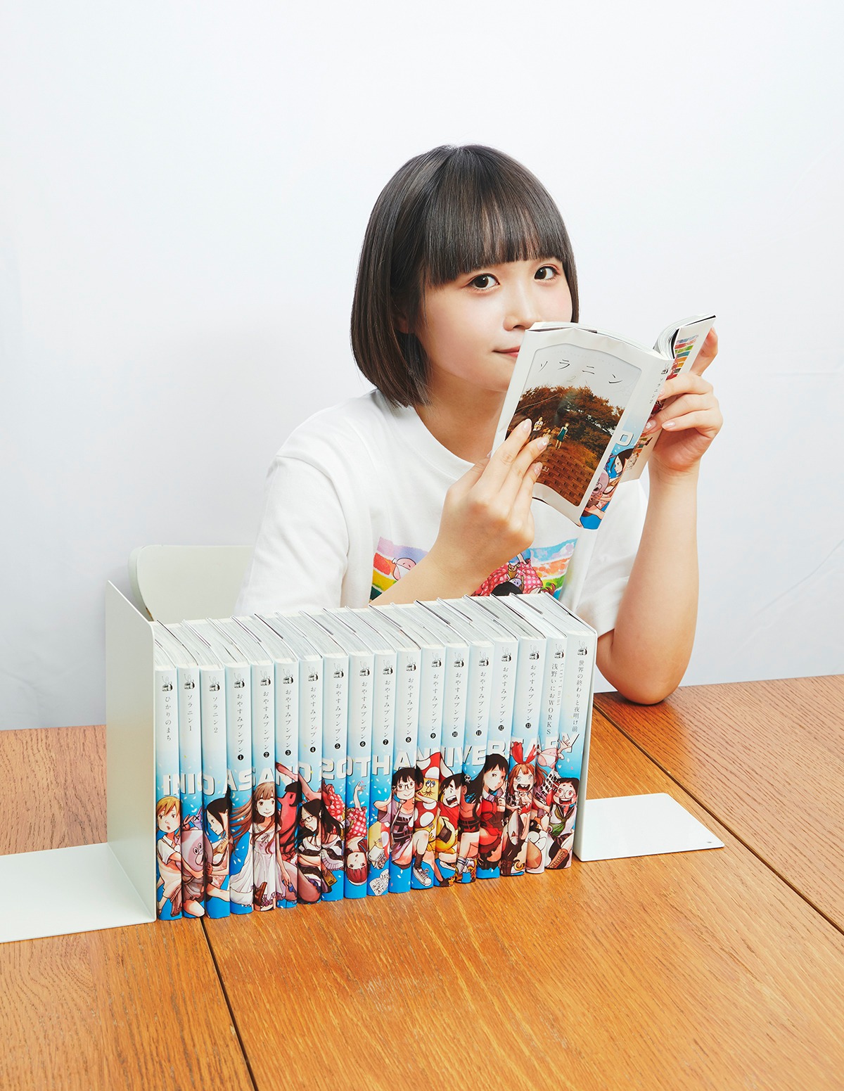 ブックカバー「浅野いにお 20th Anniversary Girls collection」使用イメージ（撮影モデル：＠小豆）