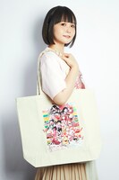 Tシャツ、トートバッグのイメージ。（撮影モデル：＠小豆）