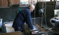 和紙を制作する人間国宝の岩野市兵衛。