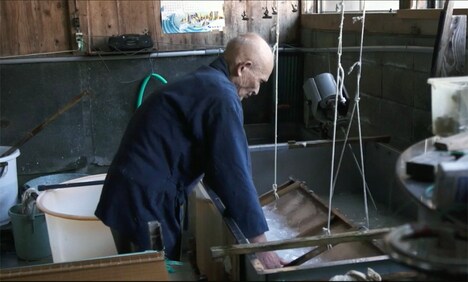 和紙を制作する人間国宝の岩野市兵衛。