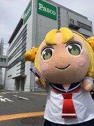 八十亀ちゃんの着ぐるみとPascoの社屋 (c)安藤正基・一迅社／八十亀ちゃん製作委員会