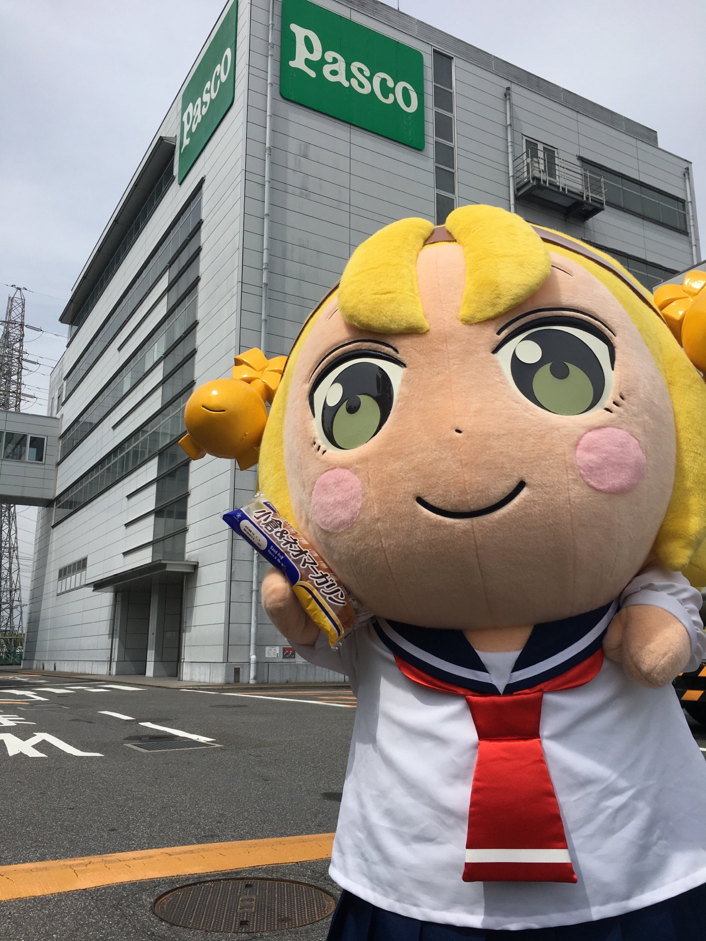 八十亀ちゃんの着ぐるみとPascoの社屋 (c)安藤正基・一迅社／八十亀ちゃん製作委員会