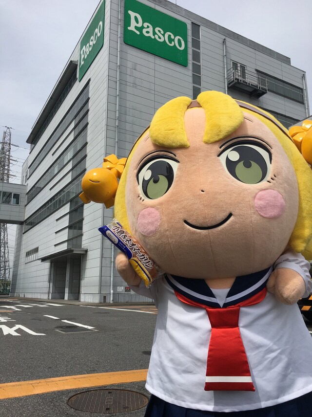 八十亀ちゃんの着ぐるみとPascoの社屋 (c)安藤正基・一迅社／八十亀ちゃん製作委員会