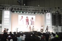 メインステージの広さに緊張して身を寄せ合う3人。