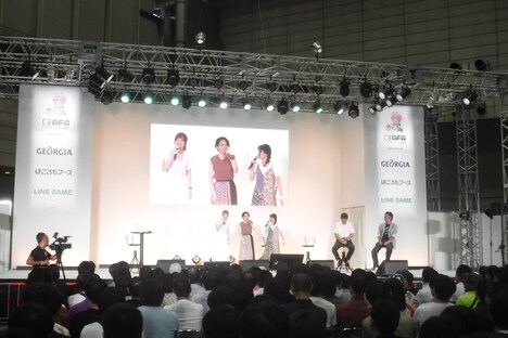 メインステージの広さに緊張して身を寄せ合う3人。