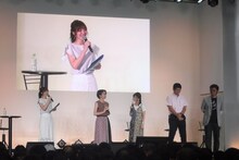 左から佳村はるか、千菅春香、大和田仁美、堀川憲司プロデューサー、永谷敬之プロデューサー。