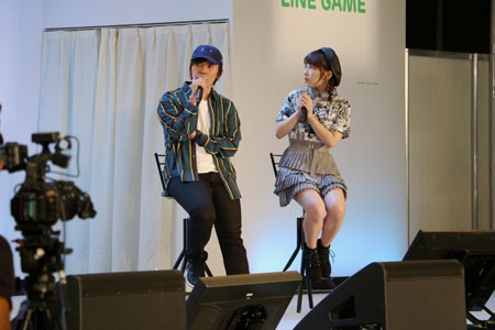 「『ガンダム』40周年ステージ」の様子。左から佐藤拓也、十味。