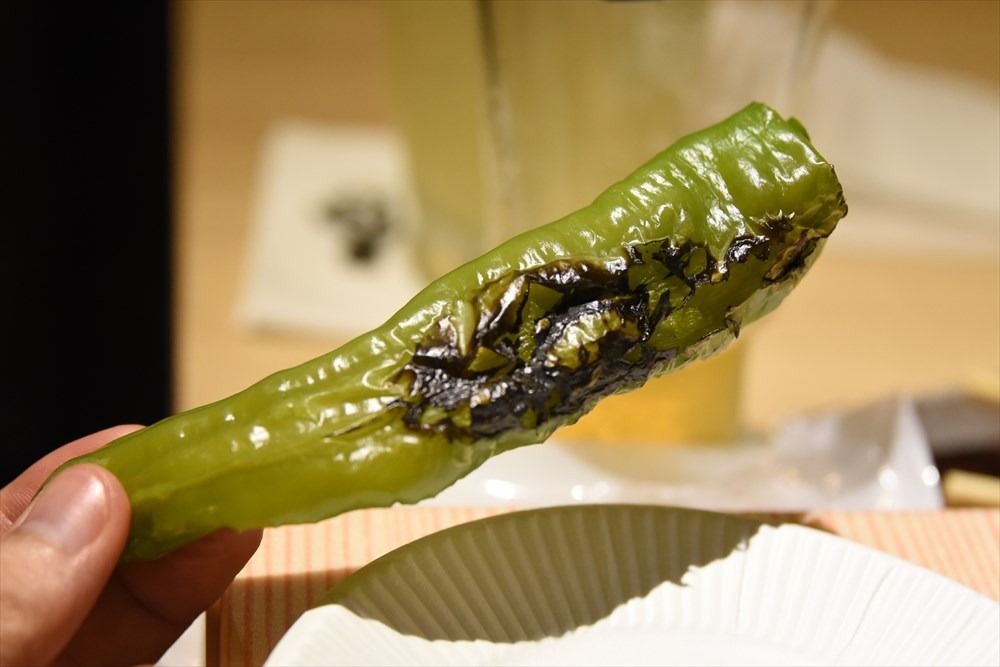 素焼きで提供された万願寺唐辛子。