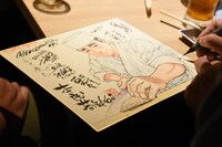 会場に居合わせたマンガ家が全員サインを入れた、スペシャルな色紙もプレゼントされた。