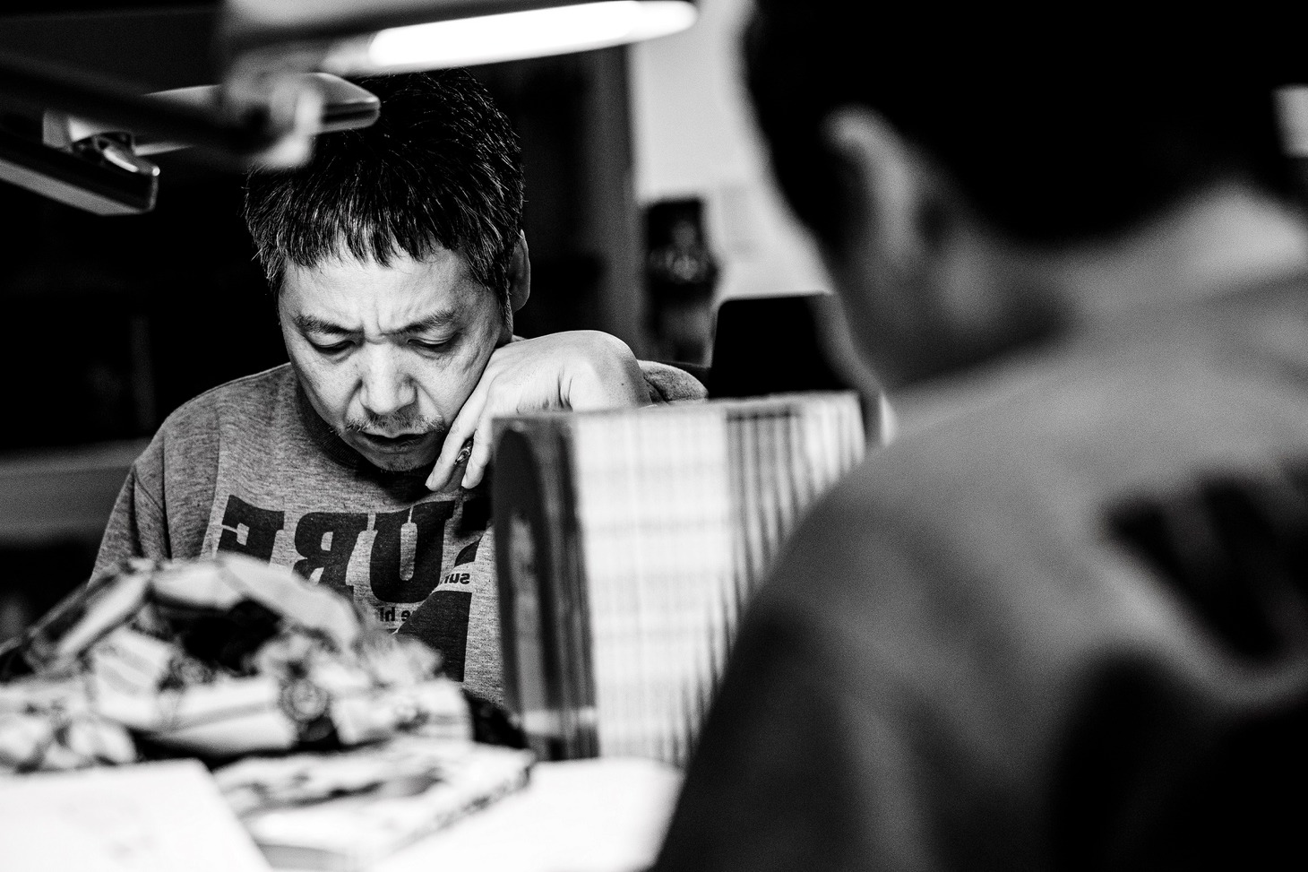 原稿執筆中の森田まさのり。（撮影：タカハシアキラ）