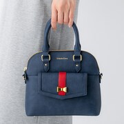 江戸川コナンモデルのバッグの使用イメージ。