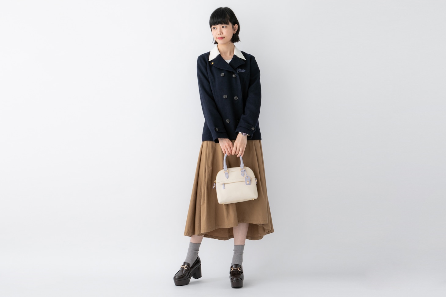灰原哀モデルのバッグの使用イメージ。