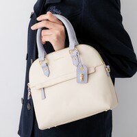 灰原哀モデルのバッグの使用イメージ。