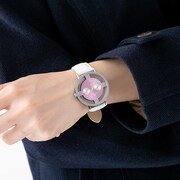 灰原哀モデルの腕時計の使用イメージ。