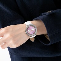 灰原哀モデルの腕時計の使用イメージ。