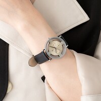 安室透モデルの腕時計の使用イメージ。